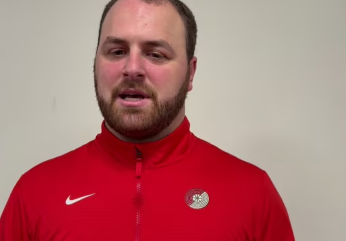 混音主教练：杨瀚森篮板比以前更好了 英语也比夏联时进步了很多|杨翰森|波特兰开拓者队|主帅|夏季联赛|G联赛_新浪体育_新浪新闻